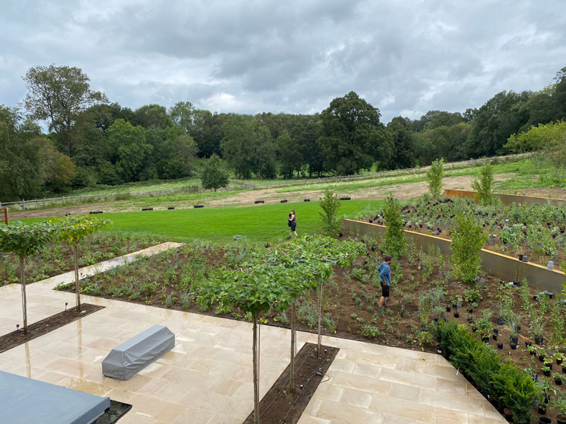 Cuved walls and stone paving