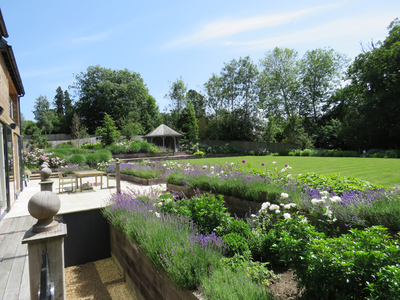 Sleeper walls for retaining the complex levels